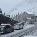 Šta je ovo?! Usred vrelog leta veje sneg! Snažno nevreme obaralo drveće, nosilo krovove, izazvalo poplave! Hitno izdato…
