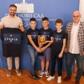 Okitili se bronzom na Evropskom prvenstvu: Mladi šahisti iz Novog Sada, članovi reprezentacije Srbije, na prijemu kod…