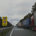 Kamioni jedino čekaju na prelazima sa Hrvatskom, ali po više sati