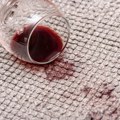 Prosuli ste crno vino na tepih? Ovaj trik može da spase stvar, ali samo ako reagujete odmah