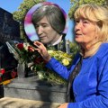 35 godina od smrti Tome Zdravkovića: Udovica Gordana stigla na groblje sa pevačevom ćerkom, pala u zagrljaj ovoj pevačici…