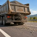 Kamioni kojima ispada pesak i sličan materijal po putu su potencijalna opasnost: Da li su cirade obavezne?