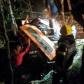 Drama na Kopaoniku: Kamion se survao niz liticu, završio u provaliji, usledila neverovatna akcija spasavanja