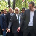 "Novi kilometri puteva, nove škole, bolnice!" Vučić u Nišu čestitao Dan srpskog jedinstva, pa najavio još veće projekte…