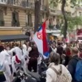 Srbi opleli kolo usred Pariza Stao saobraćaj, Francuzi stali, da gledaju (video)