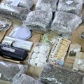 FOTO: Uhapšen diler u Novom Sadu, oduzeto mu više od 15 kilograma narkotika
