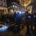 Neredi i u Holandiji i Francuskoj: Masovna hapšenja, maskirani ljudi napali policiju, zapaljena vozila (foto, video)