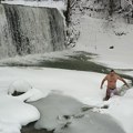 (FOTO) Meditira u šortsu na snegu i ledu, kupa se u ledenoj reci: SRPSKI LEDENI ČOVEK ovako živi