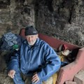 Ne jede danima, noću ga grizu miševi: Starac živi u neuslovnom objektu u LJeskarama kod Prijedora