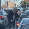 Drama u centru Beograda: Pomahnitali mladić nasrnuo na automobil na semaforu, oštrim predmetom pokušao da polomi staklo…