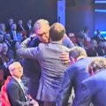 Zagrljaj i poljubac dvojice predsednika Više nego srdačan susret Vučića i Makrona u Briselu