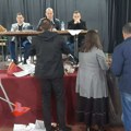 Zasedali odbornici u Topoli, opozicija prosula smeće pred poslanika