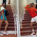 Nekad Šarapova, danas Sabalenka: Đoković nije mogao da odoli, ponovo pokazao talenat i imitirao koleginicu
