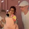Dirljiva scena na slavlju! Sanja Maletić sa suprugom i ćerkom oduvala svećicu: Godinama su čekali na potomstvo