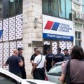 Članovi SNS-a gađali demonstrante jajima ispred prostorija stranke u Kraljevu