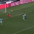 Vlahović se neverovatno obrukao: Promašio skoro prazan gol, navijači ga izviždali, on kasnije došao do pogotka