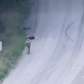 Snimljen ukrajinski ratni zločin! Masakr kod Pokrovska – ukrajinski vojnik streljao ženu na sred ulice (video)
