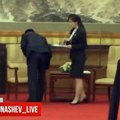 (Video) Paranoja! Svi gledaju šta rade ljudi Kim Džong Una nakon sastanaka sa Putinom: "Odneli su čak i čašu iz koje je pio"…