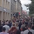 Incident u Kraljevu: Muškarac iz kolone "protiv blokada" napao mladića (video)