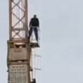 Drama u Aranđelovcu: muškarac pretio da će skočiti sa krana, policija ga odvratila