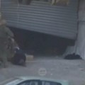 (Узнемирујуће) Ужасан злочин Израелаца: Војници хладнокрвно стрељали двојицу заробљених Палестинаца (видео)