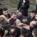 Skandal za Bogojavljenje u Grčkoj: Krst pao u reku, nastao opšti haos - vernici se potukli u ledenoj vodi (video)
