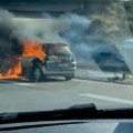 Dramatična scena na auto-putu u smeru ka Nišu! Vatra potpuno progutala auto, širi se na okolno rastinje (video)