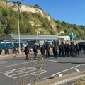 Potpuni haos u Engleskoj: Maskirani demonstranti blokirali luku Dover, putnici zaglavljeni, saobraćaj stoji