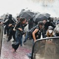 (Video) Haos na ulicama Francuske ne jenjava! Policajac kolenom brutalno udario đaka u lice, u Marseju pretukli zamenika…