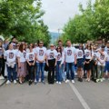 Studenti ispred kordona Kfora u Zvečanu, pevaju "Izađi mala" (video)
