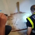 Marko je skoro 10 godina krio telo Albanke u stanu: Policija polupala zid i iza njega došla do jezivog otkrića