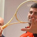 Novak ispisao istoriju u Parizu, pa dobio na poklon zlatan rekete težak 8 kg