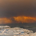На стотине ватрогасаца у Грчкој бори се са пожарима, наређене додатне евакуације