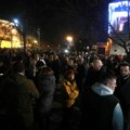 Opozicioni odbornici u Gornjem Milanovcu istakli na sednici transparente: Oslobodite decu