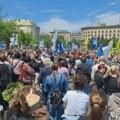 (VIDEO) Protest prosvetnih radnika ispred Vlade Srbije: Traže hitnu izmenu Krivičnog zakonika i zaštitu kao advokati