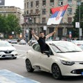 Kolona na ulicama Beograda: Ko je juče proslavljao sa zastavama „Vučićevu pobedu“?