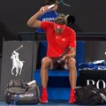 Zverev "poludeo" u finalu Australijan opena: Nemac seo na klupu, pa slomio dva reket zbog besa posle 2. seta!