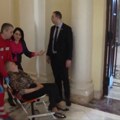 Snimak poslanice Jasmine Obradović koju odvodi hitna pomoć (VIDEO)