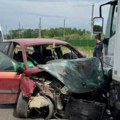 Jak udes kod Sremskih Karlovaca: Smrskan auto zabijen u kamion, delovi rasuti svuda naokolo