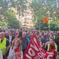 „Batinaši nisu junaci – ne damo studente“: Protest Novosađana ispred sedišta SNS (VIDEO, FOTO)