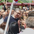 Celo selo čeka Vučića: Vesela atmosfera kod Kosjerića FOTO