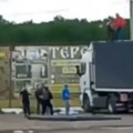 Rusi kamenjem pokvarili slavlje Zelenskog: Šok snimak obišao planetu (video)