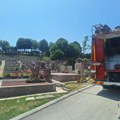 Izbio požar na groblju u Čačku: Vatrogasci brzo reagovali i sprečili katastrofu! (foto)