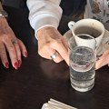 Da li treba da se ostavi bakšiš konobarima? Građani procenili koliko je dovoljno, u 1 srpskom gradu ne štede