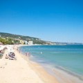 Ležaljke i suncobrani samo pola evra Srbi sve češće biraju ovu destinaciju za letovanje: Cene se nisu menjale 10 godina, a…