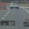 Vozio BMW brzinom od 208 kilometara na čas: Mladić isključen iz saobraćaja zbog nasilničke vožnje (VIDEO)