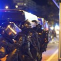 AP: Policija izazvala haos na protestima u Novom Sadu, suzavac, pendreci i juriš na građane