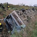 Dve osobe poginule, oko 80 povređenih u prevrtanju autobusa kod Sremske Mitrovice