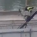Objavljen video-snimak lopova u Luvru kako se spuštaju dizalicom
