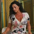 "Muž me je prevario sa mlađom, kad sam se ja razvela mogu svi": Pevačica opalila dekolte i mini haljinu i niko ne može da…